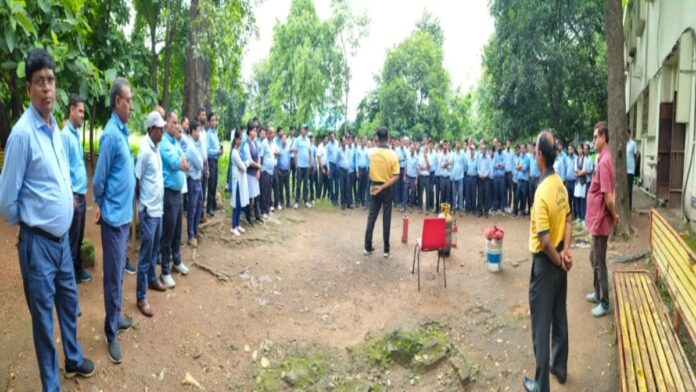 Jharkhand Snake Bite Awareness Training: Santosh Kumar explains Krait and Russell's Viper identification, first aid, and prevention at South Eastern Railway training program.