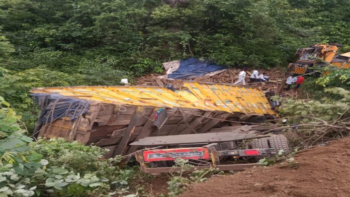 चुट्टूपालू घाटी में 30 फीट गहरी खाई में गिरा ट्रक रामगढ़ की चुट्टूपालू घाटी में खाई में गिरा दुर्घटनाग्रस्त ट्रक