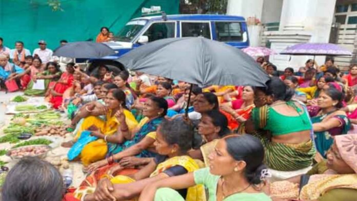 रांची नगर निगम कार्यालय के बाहर मोरहाबादी बाजार के दुकानदार सड़क पर सब्जियां सजाकर प्रदर्शन करते हुए।