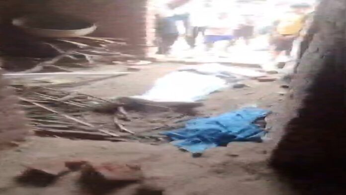 लातेहार में ओझा-गुनी के शक में वृद्ध की हत्या(1) लातेहार के गुरतुर गांव में हत्या के मामले की जांच करती पुलिस